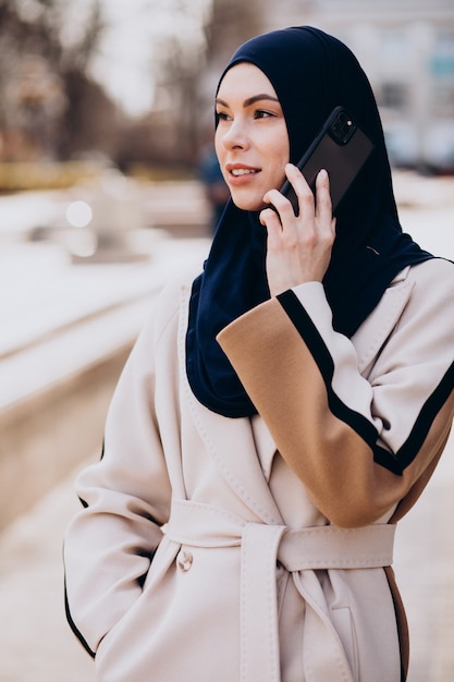 Femme musulmane moderne parlant au téléphone