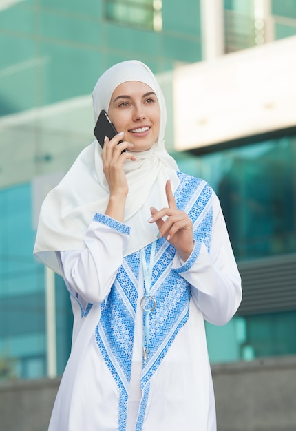 Femme musulmane, parler téléphone
