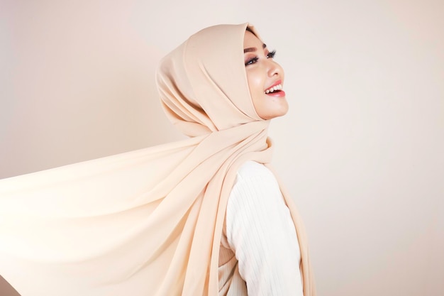 Femme musulmane portant des vêtements traditionnels et le hijab isolé sur fond blanc Le hijab est fait de manière créative en volant Idul Fitri et le concept de mode hijab