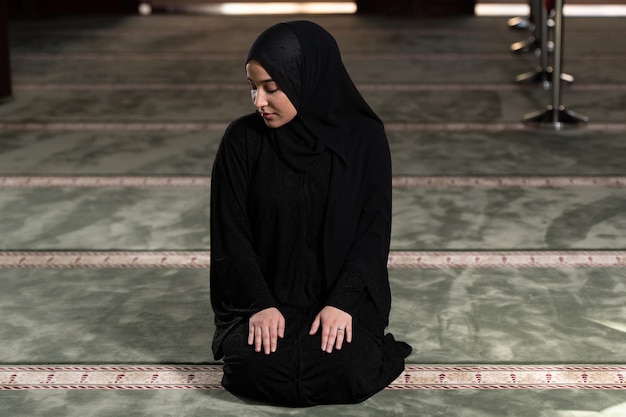 Femme musulmane priant à la mosquée