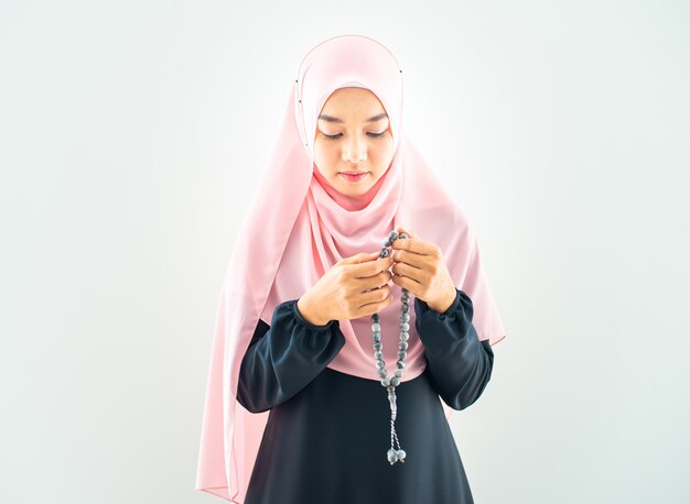 Femme musulmane prie en hijab