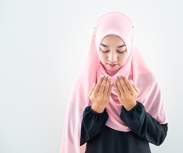 Femme musulmane prie en hijab