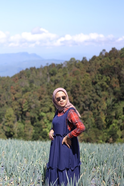 Femme musulmane profitant des montagnes et des rizières