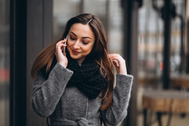 Femme musulmane avec téléphone