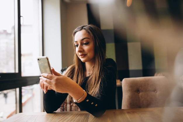 Femme musulmane avec téléphone