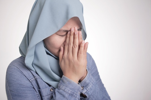 Femme musulmane triste et pleurant