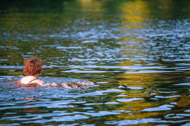 Une femme nage dans l'eau