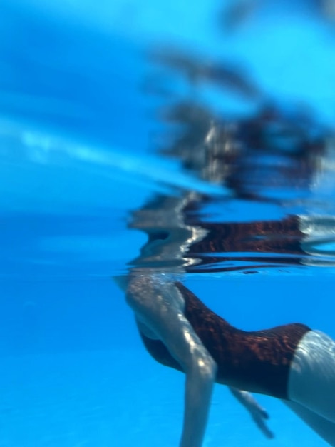 Femme nage dans la piscine