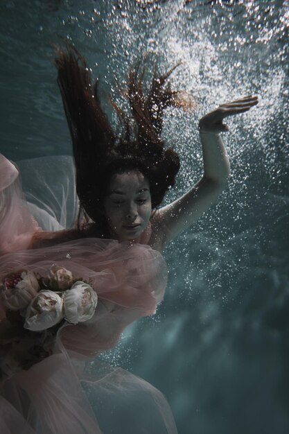 Photo femme nageant dans l'eau