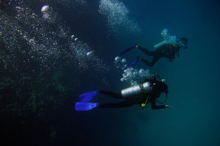 Photo une femme nageant dans la mer.