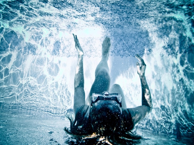 Photo une femme nageant dans la mer.