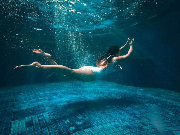 Photo femme nageant dans la piscine