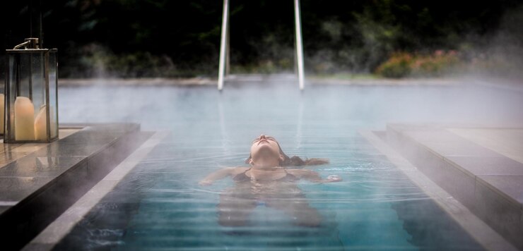 Photo femme nageant dans la piscine