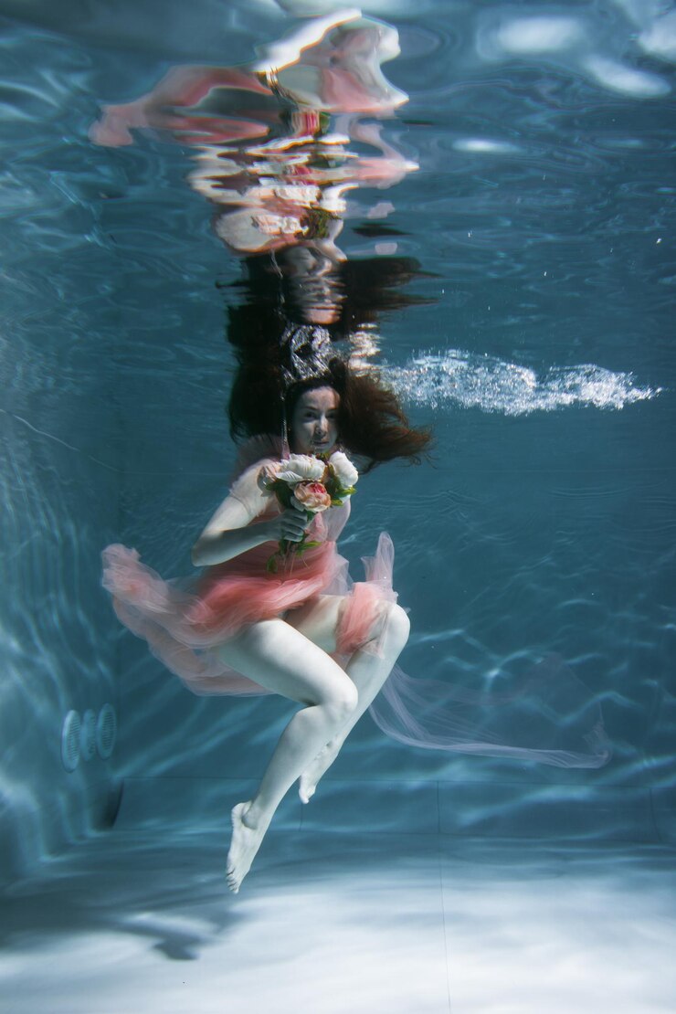 Photo une femme nageant dans une piscine.