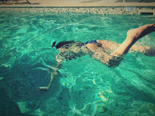 Photo femme nageant dans la piscine