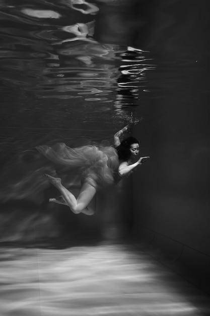 Une femme nageant dans une piscine.