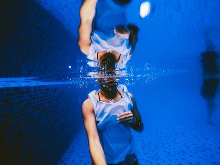 Photo femme nageant dans la piscine