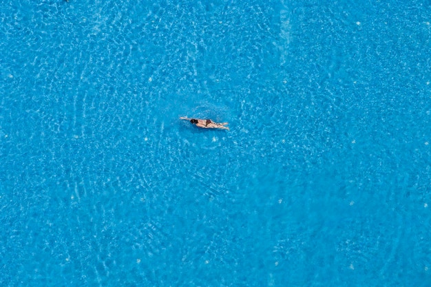 Femme nageant dans une vue de dessus de piscine