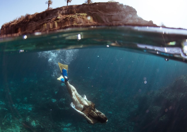 Femme nageant en mer aux îles Canaries