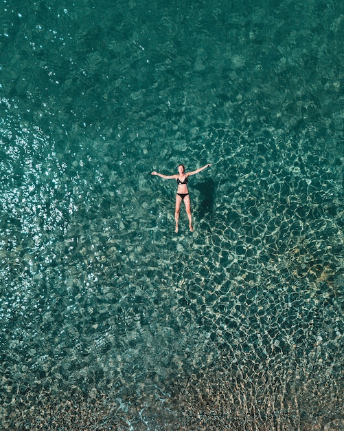 Femme nageant en mer