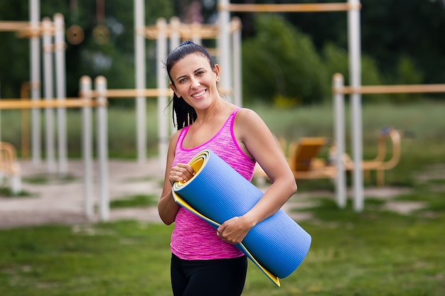 femme, à, natte yoga, sur, les, cour de récréation