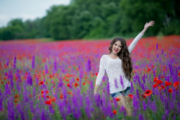 Femme, nature, champ, pourpre, fleurs