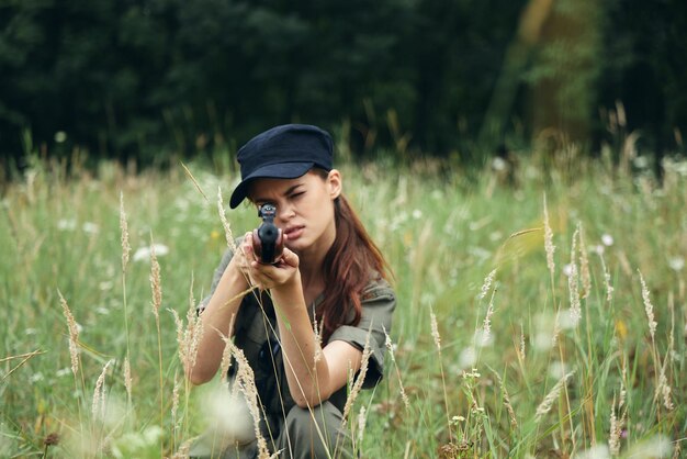 Femme sur la nature Une femme regarde dans la vue d'un dua avant de chasser des armes dangereuses