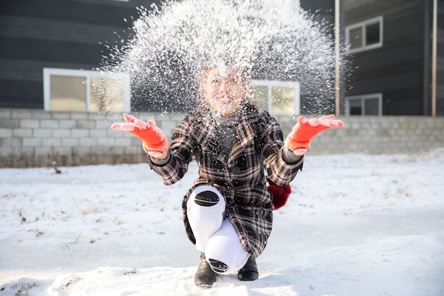 femme de neige vacances heureuse