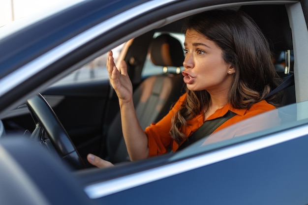 Photo une femme nerveuse au volant a une expression inquiète car elle a peur de conduire seule pour la première fois une femme effrayée a un accident de voiture sur la route les gens qui conduisent ont des problèmes de transport
