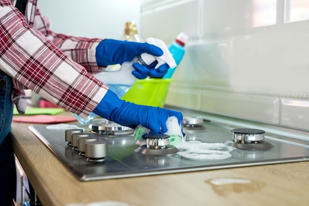 La femme nettoie dans la cuisine. concept de propreté