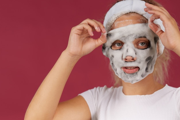 Femme Nettoyant La Peau Du Visage S'amuser Avec De La Mousse Nettoyante à Bulles