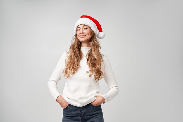 Femme noël bonnet de noel pull fond blanc studio