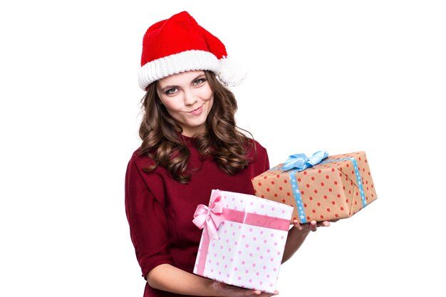 Femme de Noël dans un bonnet de Noel avec des cadeaux