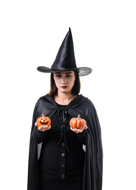 femme en noir sorcière effrayant costume d&#39;halloween debout avec chapeau isolé blanc