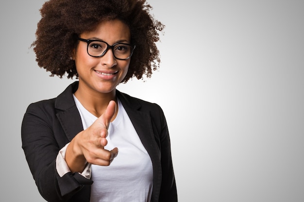 Photo femme noire d'affaires faisant le geste de pistolet