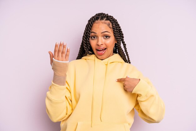 Femme noire afro avec concept de main cassée de tresses