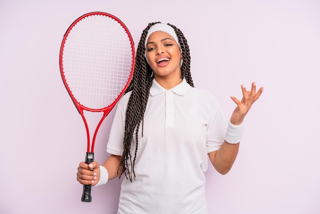 femme noire afro avec des tresses. notion de tennis