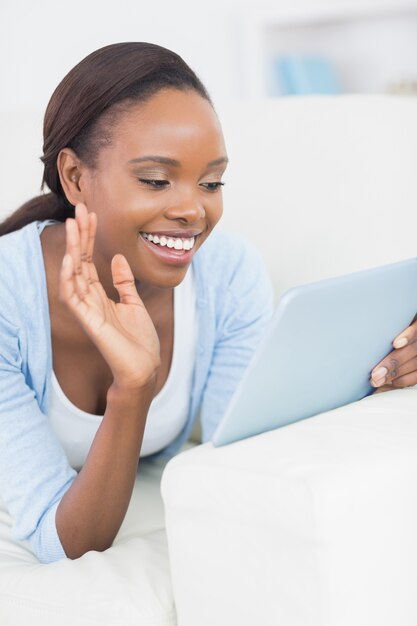 Femme noire allongée sur le devant en souriant