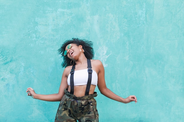 Femme noire avec une attitude cool dansant seule