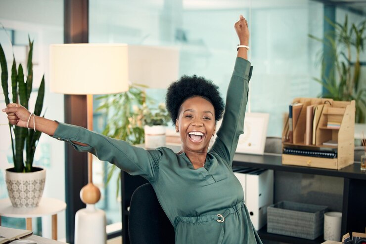 Photo femme noire de bureau et excitée par l'objectif ou la croissance de carrière et l'opportunité d'emploi en tant qu'assistante en ressources humaines portrait d'employée féminine et heureuse pour le travail administratif date limite et tâche ou projet avec bonus