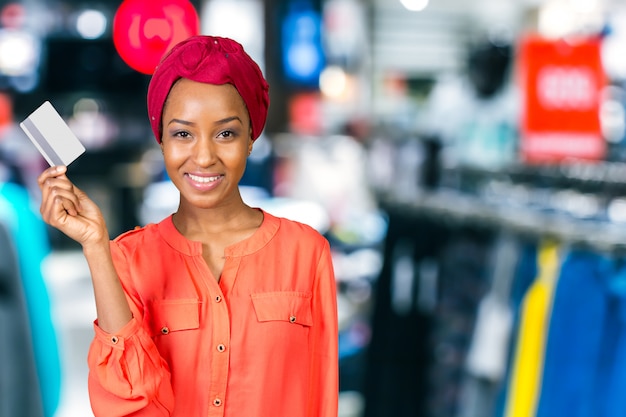 Femme noire avec une carte de crédit