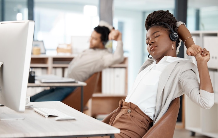 Photo femme noire casque et fatiguée au centre d'appels ou à l'ordinateur pour le télémarketing épuisement des heures supplémentaires ou de la santé mentale fatigue de la personne féminine et étirement du bras au service à la clientèle ou au support technique