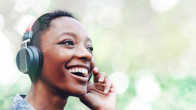 Femme noire avec un casque