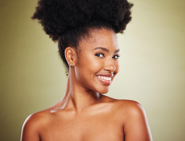 Femme noire cheveux afro ou visage de soins de la peau brillent sur fond de studio vert dans les soins de santé bien-être routine bouclée ou dermatologie Portrait sourire ou modèle de beauté heureux cheveux naturels ou cosmétiques de maquillage