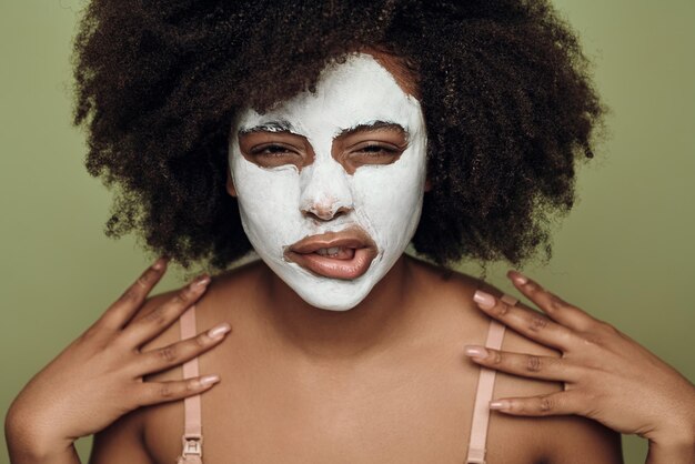 Photo femme noire en colère avec masque d'argile