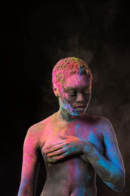 Photo femme noire à coup moyen avec de la poudre colorée