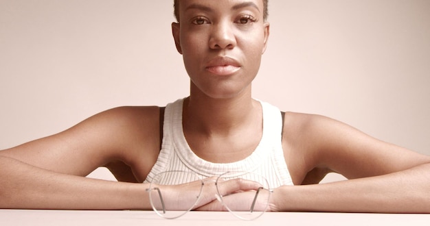 Photo femme noire avec une coupe de cheveux courte en gros plan de tournage en studio portant des lunettes cobra