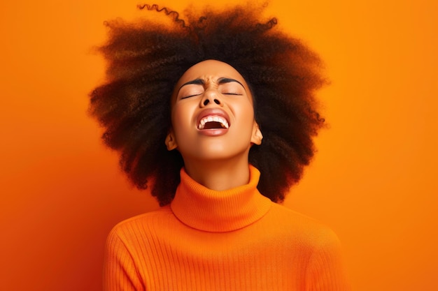Femme noire criant avec la main sur la tête sur orange