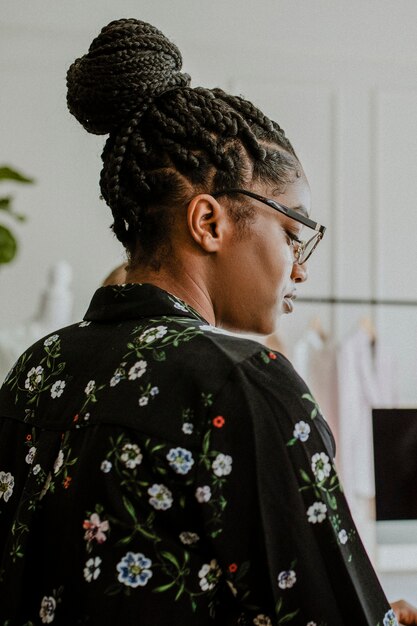 Femme noire dans une boutique