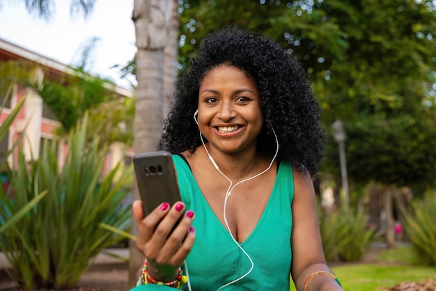 Femme noire dans le parc avec appel vidéo